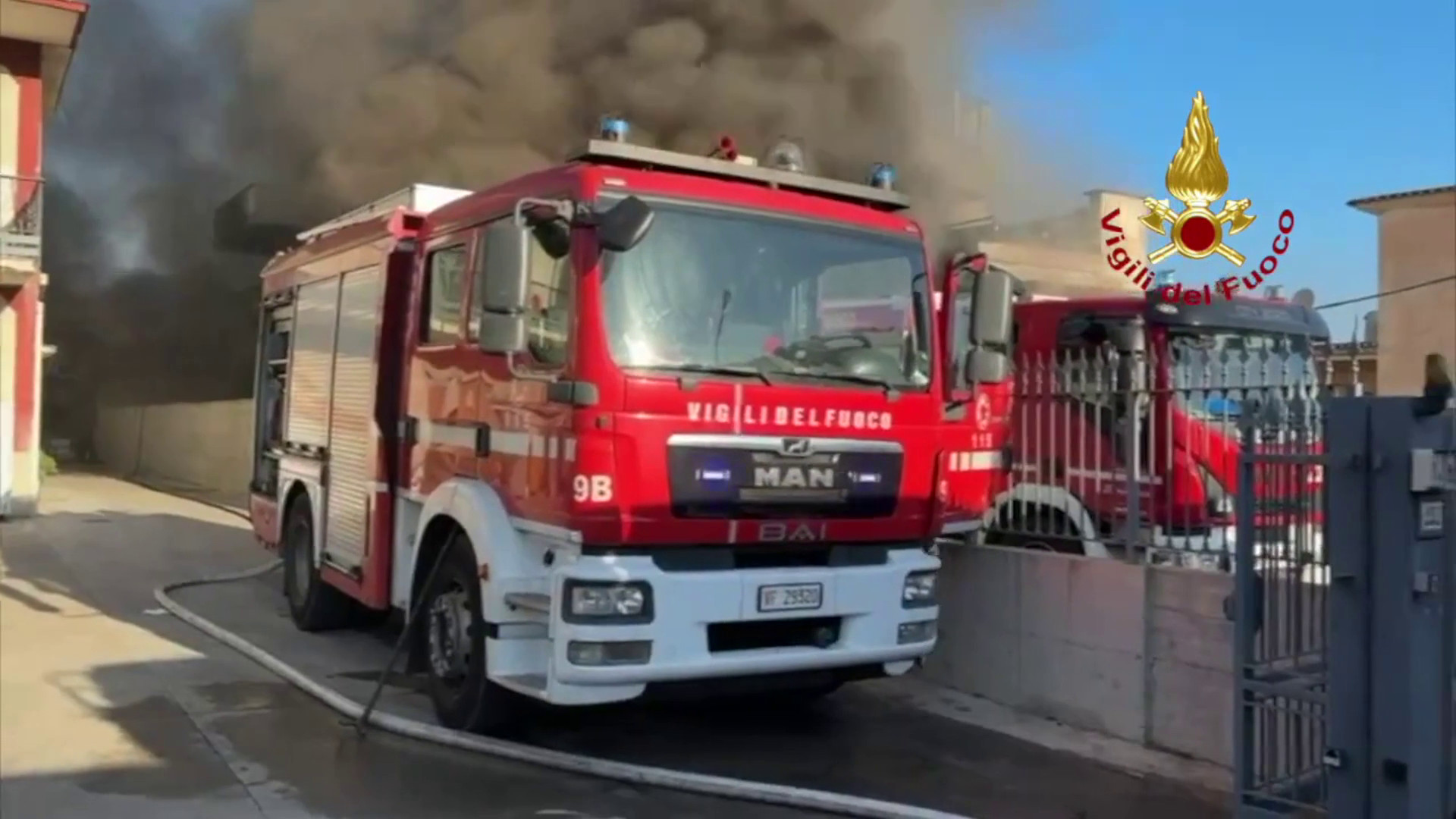 In fiamme un deposito a Palma Campania, le immagini