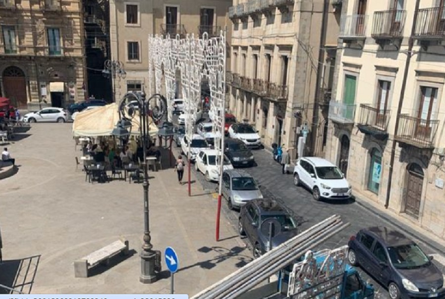 Parcheggio selvaggio a Nicosia, sindaco vieta la sosta