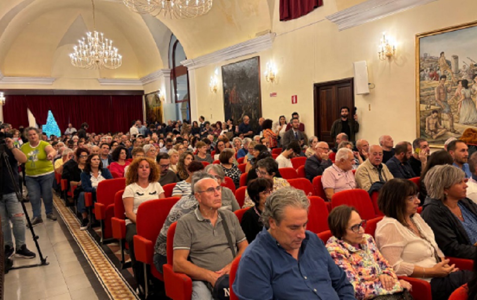 Crisi idrica, 400 persone all’assemblea cittadina