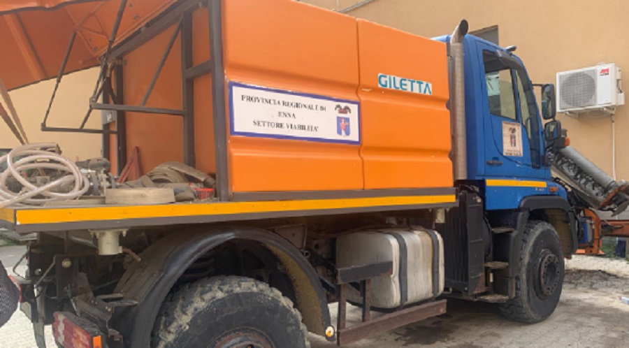 Autobotte a Enna bassa, rifornimento in Piazza don Minzoni