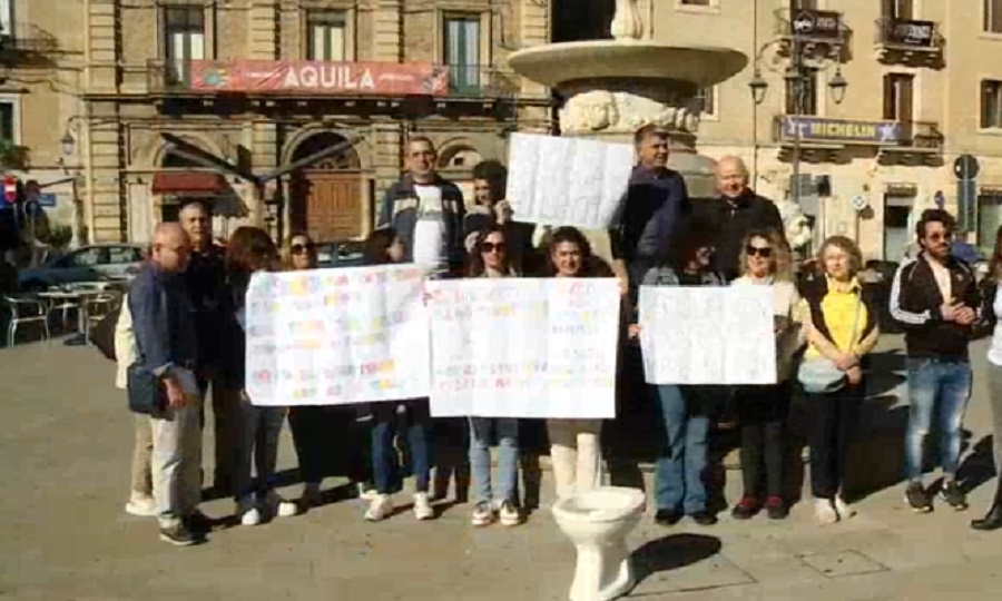 Flash mob a Nicosia con il water, “manco al bagno si può più andare”