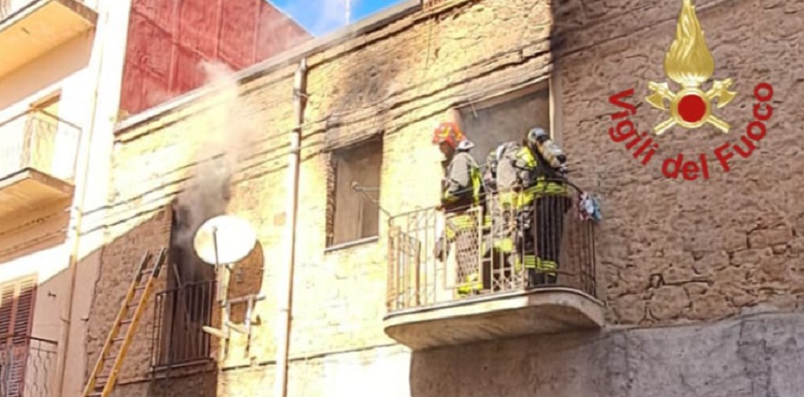 Paura a Catenanuova, rogo in una casa, proprietari escono in tempo