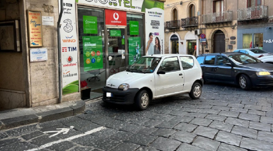 Paura a Enna, auto finisce contro marciapiede, conducente soccorso