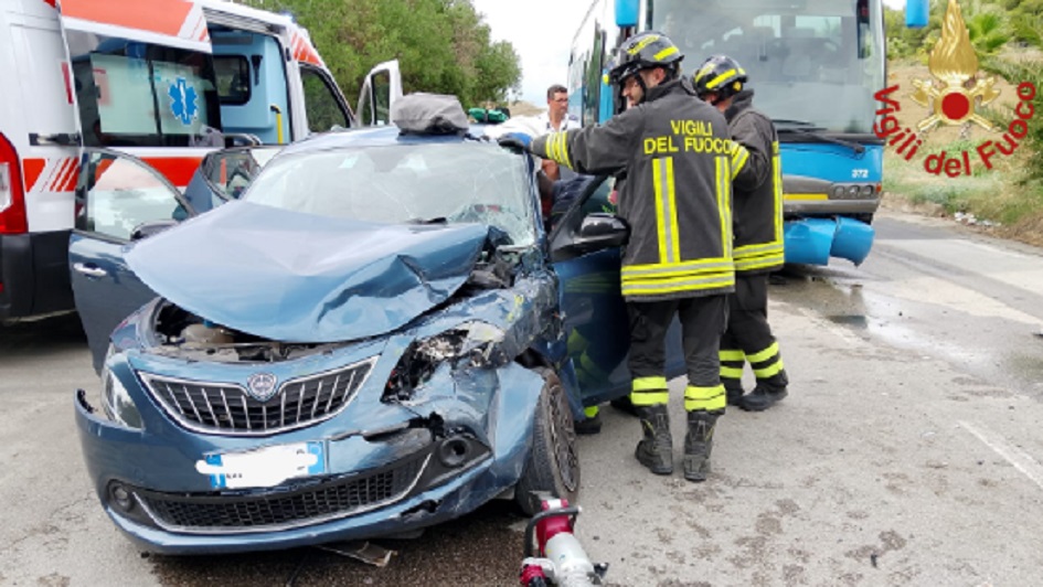 Scontro frontale tra bus e auto, 2 feriti in ospedale