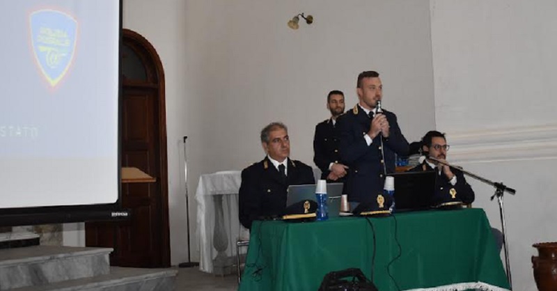 I rischi sul web, la polizia incontra gli studenti di una scuola