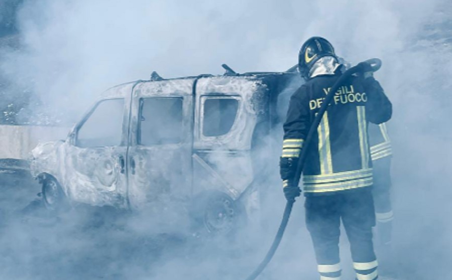 Furgone in fiamme sulla A19, passeggeri escono in tempo