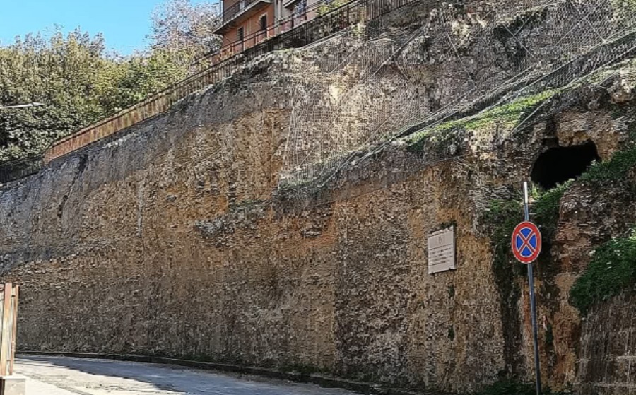 Via Valverde, ripristinato il costone roccioso, strada riaperta