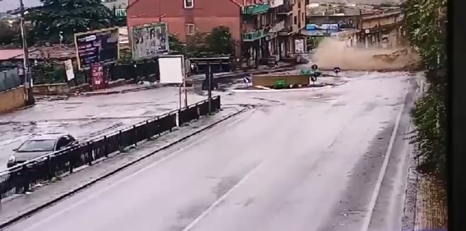 Il video shock del crollo del costone, auto si ferma in tempo, Campanile, “situazione grave”