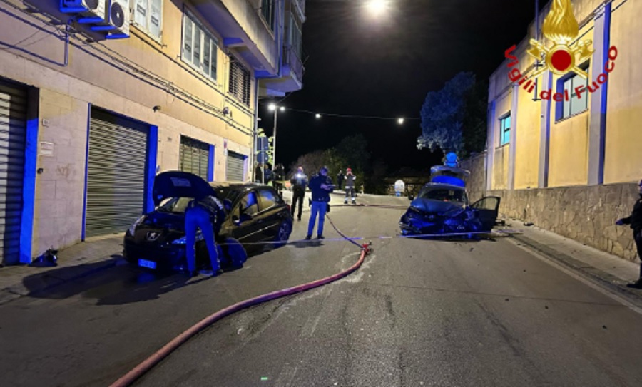 Scontro tra 2 auto, feriti in ospedale, fuga di gas in corso Sicilia