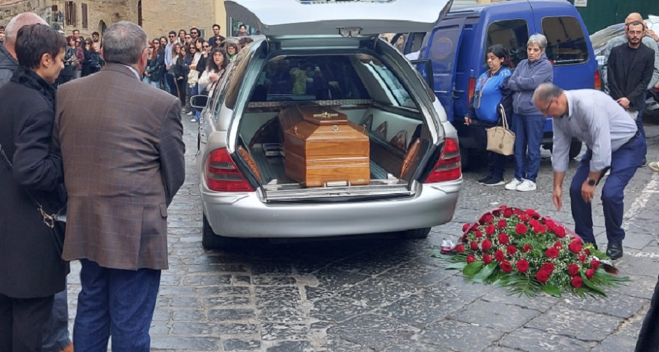 Folla ai funerali di Ugo, commozione in chiesa, “sei il primo della classe”