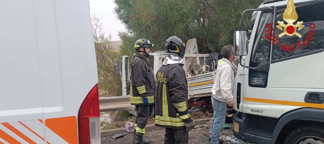 Scontro tra Tir sulla A19, 2 feriti, uno è grave