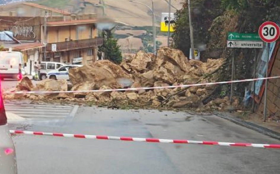 Crollo in via Pergusa, chiusi negozi e gli ingressi di alcune case