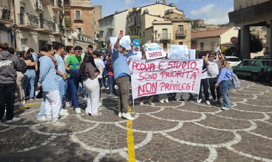 Crisi idrica, studenti di Nicosia, “acqua e studio sono diritti”