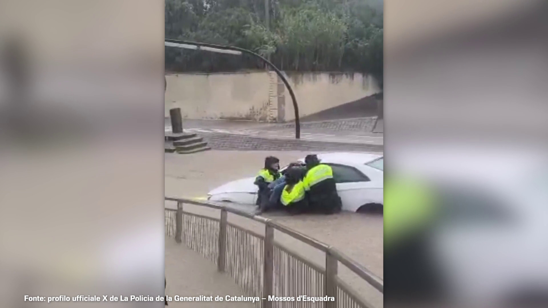 Dana spaventa Barcellona, salvato un uomo intrappolato in auto