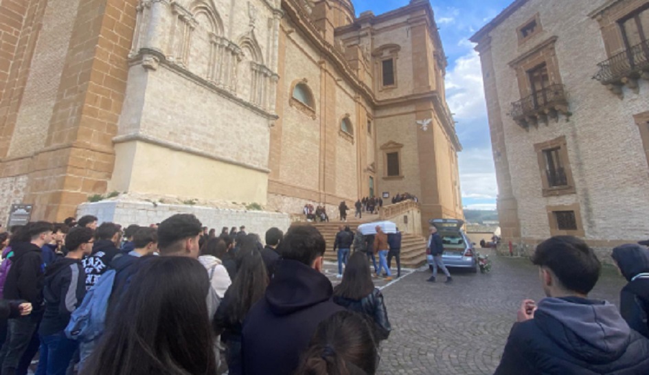 La bara di Lari in Chiesa, folla di persone ad accoglierla