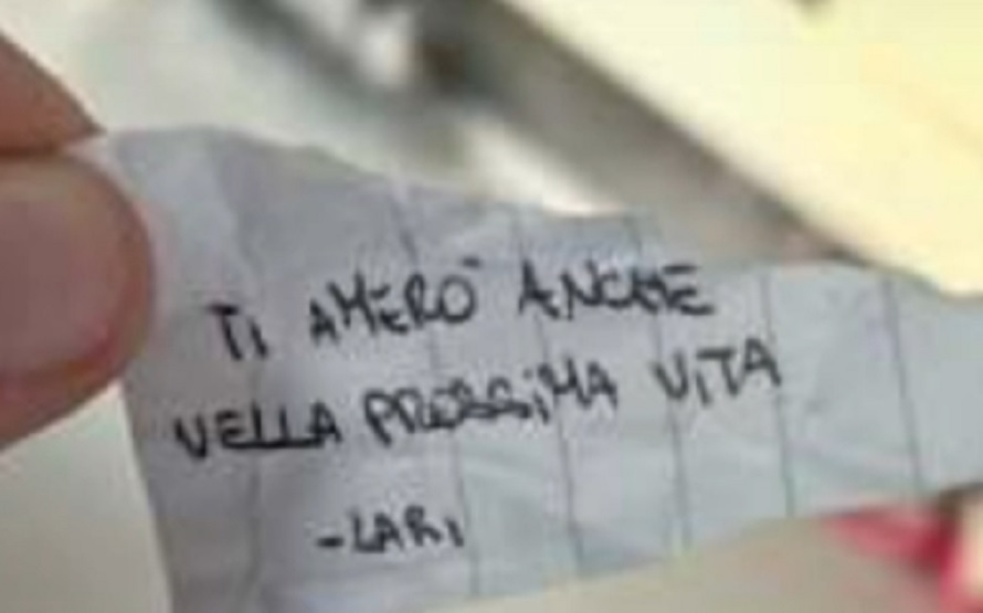 La morte della 15enne, il mistero del bigliettino e le rivalità amorose