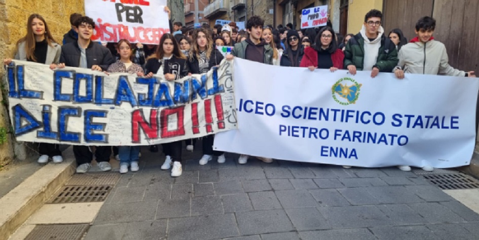 “No al Polo liceale”, la marcia degli studenti a Enna