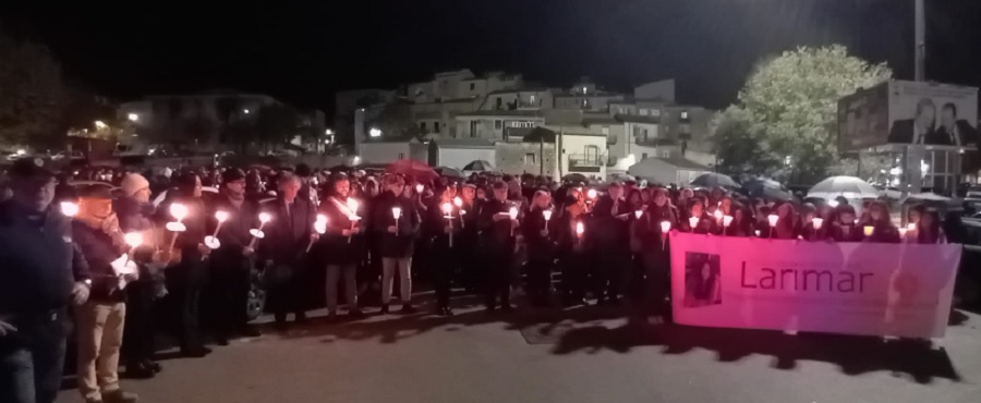 500 persone alla fiaccolata per Larimar