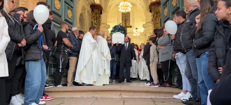 Lacrime ai funerali di Lari, il fratello, “sorellina, ti prometto giustizia”