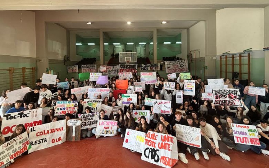 Studenti occupano palestra del Colajanni, “è una protesta pacifica”