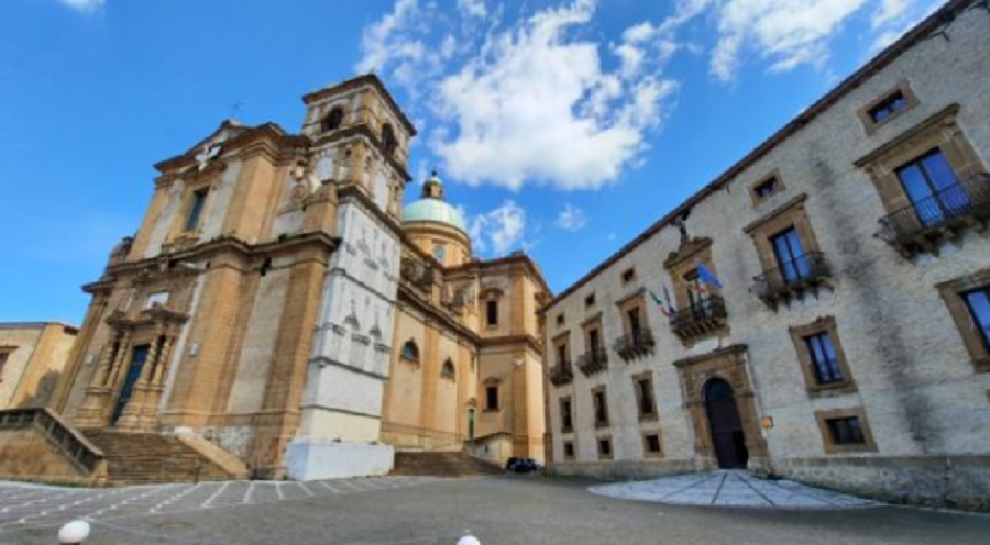 Immacolata, la festa in Cattedrale e la magia dell’albero artistico