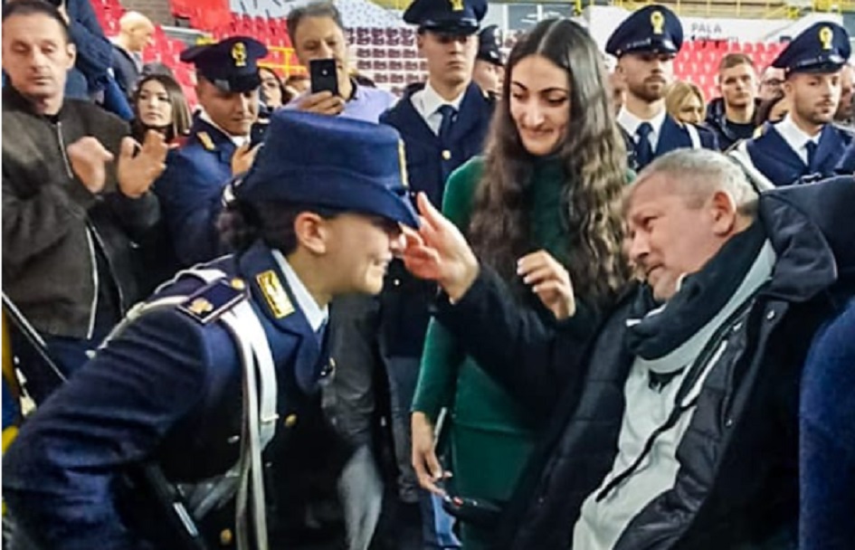 “Senza mio padre non giuro”, l’emozionante storia della poliziotta ennese