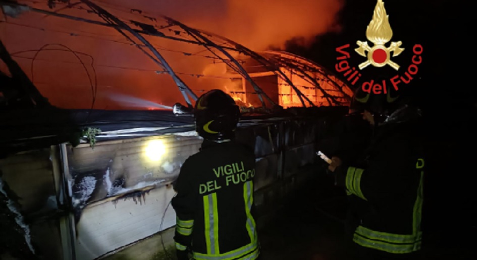 Incendio divora un capannone, indagini sulle cause