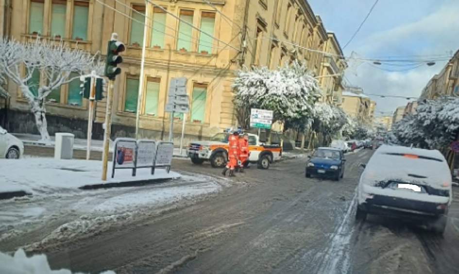 Ecco la neve, ora sì che è Natale, mezzi spargisale in azione