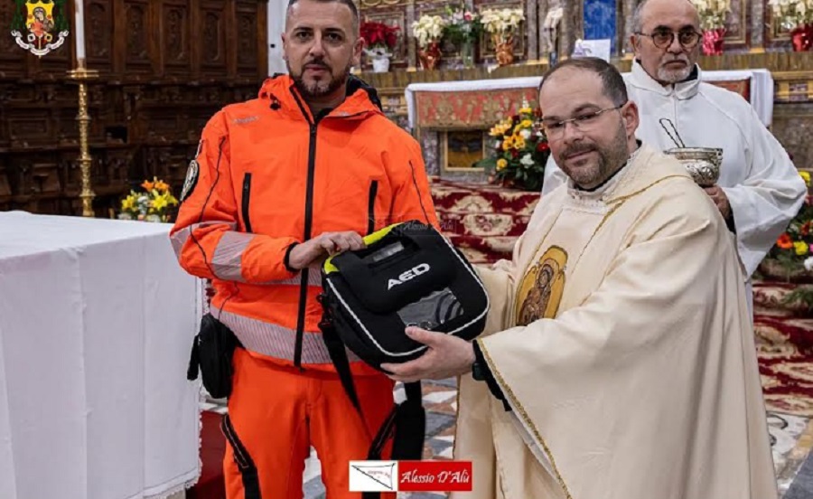 L’Anpas dona defibrillatore al parroco della Cattedrale di Piazza