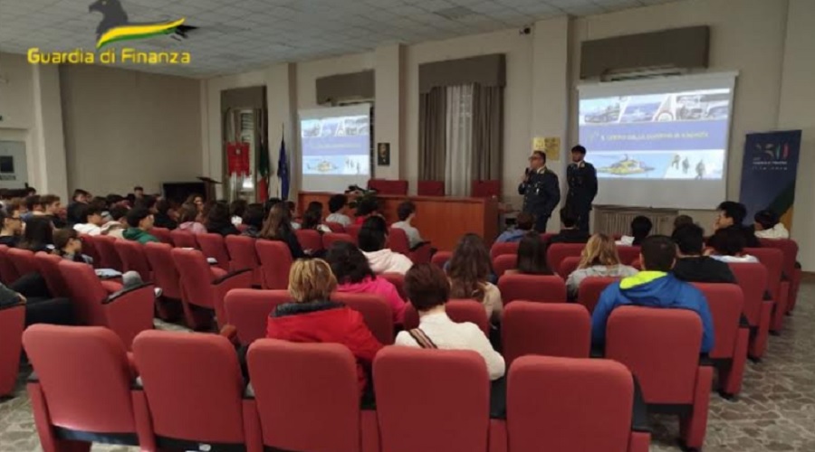 Le Fiamme gialle a scuola per una lezione di sicurezza finanziaria