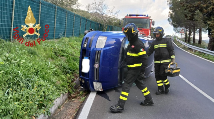 Auto si ribalta a Troina, che paura per gli occupanti