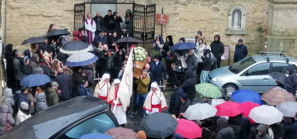 L’addio a David, folla ai funerali, le lacrime dei parenti e degli amici