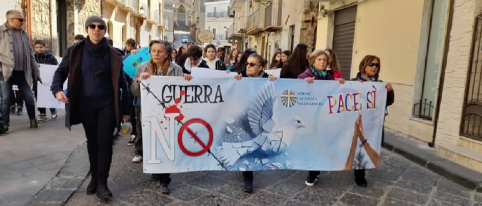 Trecento in corteo a Valguarnera contro la guerra