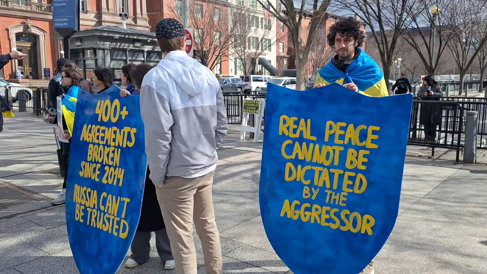 Manifestanti pro Ucraina davanti alla Casa Bianca