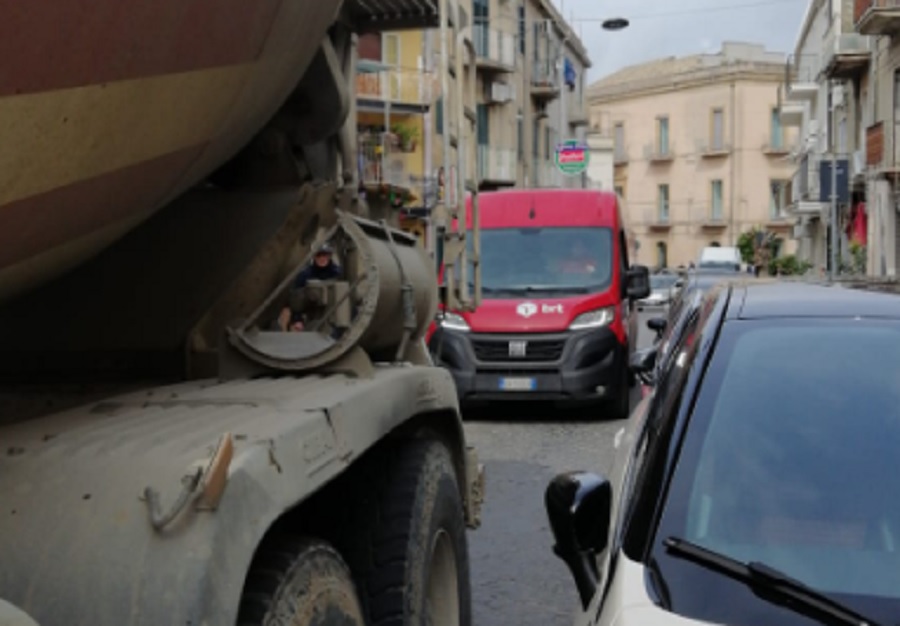 Parcheggio selvaggio e traffico in tilt, è caos a Valguarnera