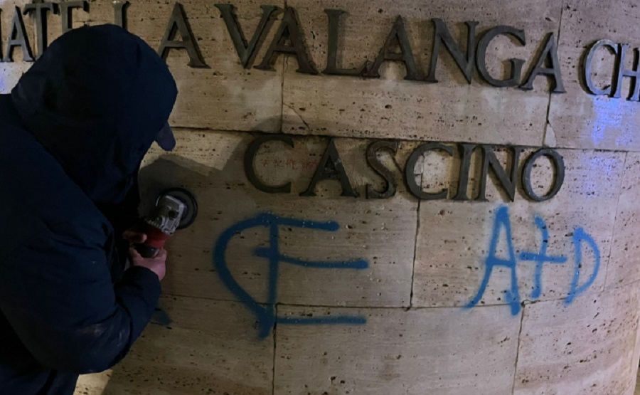 Nuovo episodio di vandalismo, imbrattato un monumento