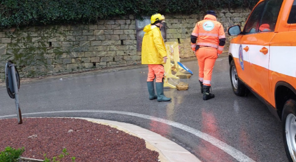 La rotonda di via Pergusa resta chiusa, controlli sul costone