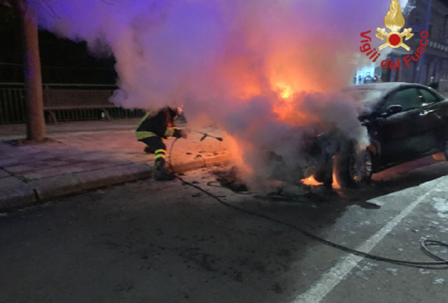 Auto in fiamme a Troina, che paura per gli occupanti